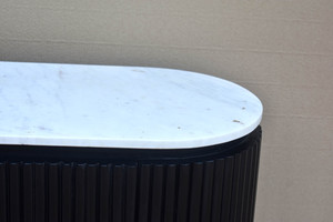 Moderno y Lujoso Mueble de TV Nórdico Ovalado de Madera, Centro de Entretenimiento con Elegante Consola Multimedia Negra Acanalada, Puerta con Ranuras y Superficie de Mármol - Product Image 3