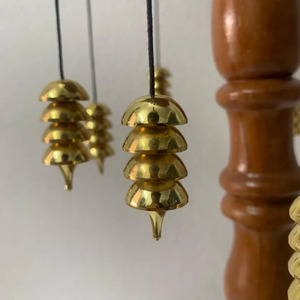 Pendentif de radiesthésie Osiris en laiton poli fait main, grande taille, qualité supérieure, style mascotte Khambhat, pour usage domestique, vente en gros - Product Image 3