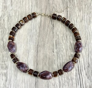 Collier unisexe géométrique en résine fait main, bijoux de créateur élégants, tons terreux modernes, perles uniques, accessoire de luxe massif, cadeau - Product Image 5