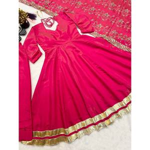 Robe Anarkali de créateur avec pantalon Plazzo et dupatta pour les fêtes - Tissu satiné - Product Image 4