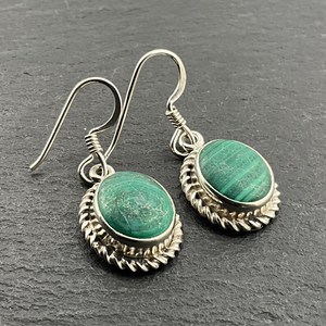 Boucles d'oreilles pendantes vintage en argent sterling et malachite, bijoux faits à la main avec pierres précieuses vertes, cadeau élégant pour femme - Product Image 5