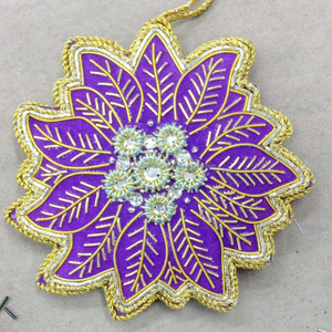 Ornement floral violet brodé, décoration florale perlée, cadeau artisanal pour les fêtes, décoration pour décorations suspendues de sapin de Noël - Product Image 1