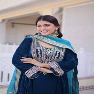 Conjunto de Traje de Terciopelo Bordado VASTRA COTTAGE con Lentejuelas, Hilo Zari, Dupatta de Seda Tebby, Forro de Algodón, Conjunto Étnico para Fiesta - Product Image 3