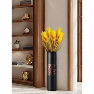 Vase de table en céramique dorée avec un design géométrique à facettes en forme d'étoile - Product Image 4