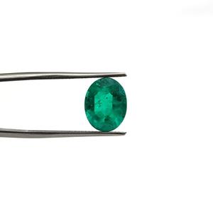 พลอยมรกตสีเขียวรูปไข่ ผลิตในห้องปฏิบัติการ ขนาด 9.7012.30 มม. น้ำหนัก 5.34 กะรัต รับรองโดยบุคคลที่สาม สำหรับการฝังแหวนและออกแบบจี้ - Product Image 3