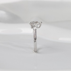 แหวนเพชรทรงลูกแพร์ 1.6 กะรัต สวยหรู สี D ความสะอาด VVS2 ประดับเพชรสามเม็ด ทองคำขาว 14K แหวนหมั้น รับรองโดย IGI - Product Image 6