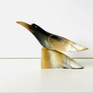 Escultura Decorativa de Pájaro con Cuernos para Decoración de Sala de Estar, Dormitorio y Oficina al Mejor Precio, Adorno de Pájaro con Cuernos de Aspecto Premium - Product Image 1