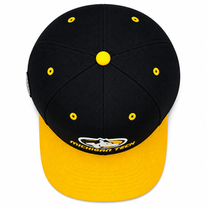 Casquette Snapback 6 Panneaux Zephyr Michigan Tech Huskies Noire et Or avec Logo Brodé Unisexe – Style Décontracté - Product Image 3