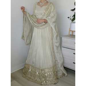 Designer XL Wedding Wear Lehenga Choli avec diamant et travail de séquence - Product Image 3