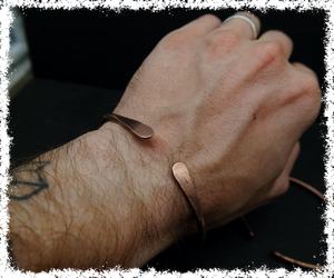 Bracelet manchette en cuivre pur fait main, ajustable avec extrémité en forme de palette, en métal massif, bijou artisanal en cuivre pour la guérison et le bien-être, pour hommes et femmes. - Product Image 6