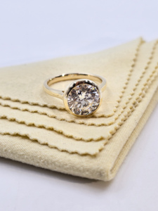 Bague solitaire ronde en diamant de culture, sertie clos, en or jaune 14 ou 18 carats, minimaliste, pour fiançailles ou mariage, pour femme - Product Image 3