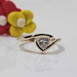 แหวนเพชรทรงสามเหลี่ยมล้านเหลี่ยม ดีไซน์โดดเด่น สำหรับผู้หญิง ทำจากทองคำแท้ 14K ประดับเพชรระยิบระยับ เหมาะสำหรับเป็นของขวัญขอแต่งงาน - Product Image 1