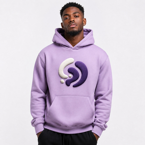 Sweat à capuche pour homme avec impression en relief attrayante, détails surélevés et construction douce, conçu pour les tenues décontractées et le streetwear. - Product Image 1