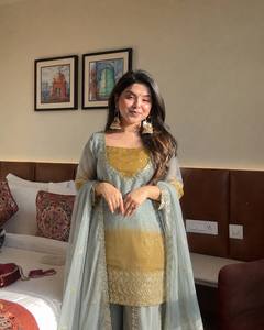 Costume Anarkali traditionnel indien pakistanais pour femmes en rayonne avec dupatta, gris et broderies dorées, longueur midi, coupe classique, décontracté - Product Image 1