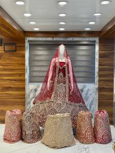 Ensemble de lehenga de mariée rouge en tissu filet, orné de broderies lourdes en or Tilla et de sequins, tenue de mariage longue avec dupatta pour femme - Product Image 2
