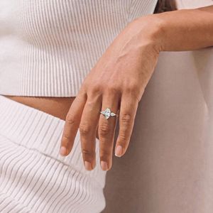 Anillo de compromiso con diamante talla pera cultivado en laboratorio, disponible en oro amarillo, blanco o rosa, elaborado en opciones de oro o plata. - Product Image 1