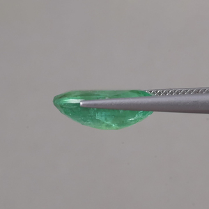 Esmeralda Natural Certificada IGI, Venta al por Mayor, Corte Ovalado de 6.45 Quilates, 15x11.5mm, Excelente Calidad, Verde Claro, Tratada con Calor, para Joyería - Product Image 2