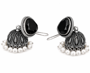 Pendientes Jhumka de Ónix Negro |   Pendientes de Plata Oxidada con Perlas |   Joyería gótica bohemia llamativa |   Regalo Hecho a Mano para Mujeres - Product Image 4
