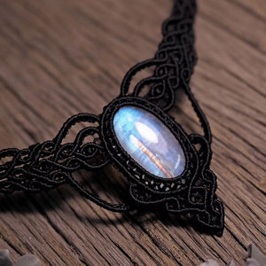 Collier ras du cou en macramé noir avec pierre de lune arc-en-ciel faite à la main, bijoux bohèmes en cristal de guérison, réglable pour femme, cadeau - Product Image 2