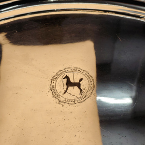 Plateau de service ovale plaqué argent avec le blason de l'Association des Éleveurs de Chevaux de Californie, plateau de service avec poignées ornées - Product Image 4