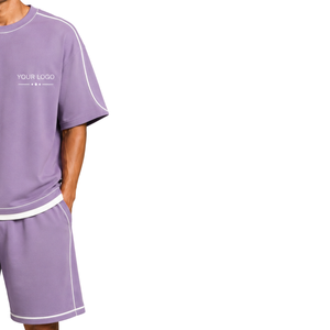 Conjunto de camiseta y pantalones cortos oversize para hombre en color lavanda púrpura con ribetes en contraste blanco, logotipo personalizado, cuello redondo, estilo casual streetwear, venta al por mayor. - Product Image 4