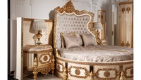 Lit king-size contemporain en bois massif sculpté or de luxe avec ensemble de chambre (armoire, tables de chevet, coiffeuse) pour hôtels et villas