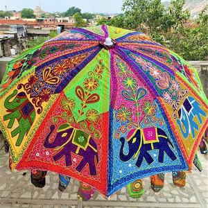 Parapluie traditionnel pliable en coton brodé d'éléphants, fait main en Inde, avec cadre en métal pour l'extérieur, la plage et le jardin - Product Image 2