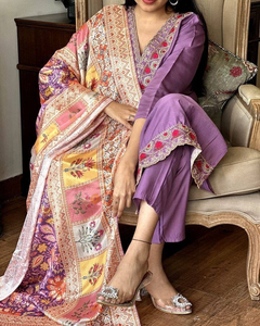 Ensemble Kurti droit en viscose Chanderi lavande uni pour femme avec pantalon et dupatta en soie imprimée - Product Image 2