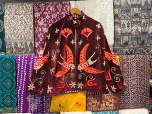 Nueva llegada: Chaqueta Suzani hecha a mano para mujer - Product Image 1