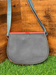 Piccola borsa a tracolla in pelle riciclata con borsa Color arcobaleno elegante e unica da donna con tracolla sostenibile - Product Image 5