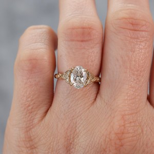 Bague de fiançailles en or jaune 14 carats, style vintage, or antique, diamant de laboratoire taille ovale, nœud celtique symbolique Triquetra - Product Image 6