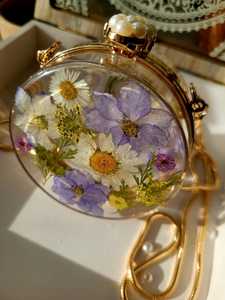 กระเป๋าคลัทช์เรซิ่นรูปหัวใจประดับดอกไม้จริง: กระเป๋าถือดอกไม้ทำมือ - Product Image 3