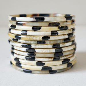 Bracelet en corne artisanal de qualité supérieure pour femmes, bijoux en corne de buffle naturelle avec finition polie lisse - Product Image 3