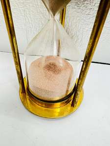 Reloj de arena 3D de latón macizo de 8'' |   Cruz de Ángel Decorativa Vintage, Pieza de Mesa de Estilo Moderno para Graduación, Fiesta de Cumpleaños - Product Image 2