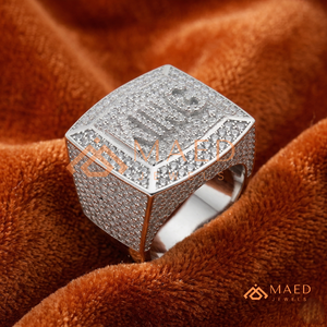 Bague avec inscription KING en finition or blanc argenté |   Médaille carrée sertie de pierres |   Bague de style hip-hop pour célébrités - Product Image 4