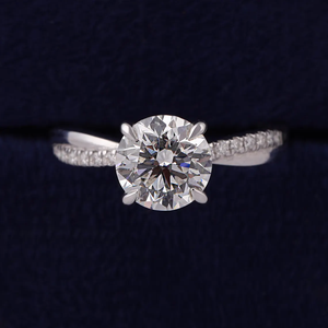 Anillo de Compromiso de Oro Blanco con Diamante Redondo, Engaste de Garras, Estilo Clásico, Joyería para Mujer - Product Image 5