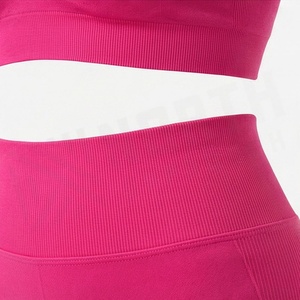Conjunto de yoga de 2 piezas para mujer, color rosa intenso, pantalones cortos de cintura alta, top deportivo con tirantes finos fruncidos - Product Image 5