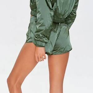 Survêtements pour femmes avec logo personnalisé du fabricant, coupe-vent en nylon de haute qualité, haut court zippé, ensembles de jogging légers pour femmes - Product Image 2