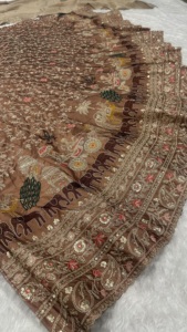 Ensemble Lehenga Choli Dupatta brodé marron indien pakistanais, col en V, tenue de mariage festive - Product Image 6