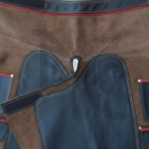 Tablier de fermeur en cuir véritable pour le soin des sabots de cheval, avec poches latérales pour couteaux de fermeur, protections de cuisse et boucle pour mouvement libre - Product Image 3