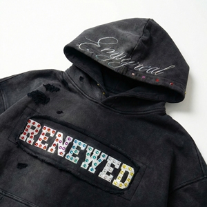 Sudadera con Capucha de Algodón Desgastado Negro con Adornos de Tachuelas, Acabado Vintage Teñido en Prenda |   Ropa Urbana OEM / Marca Privada - Product Image 4