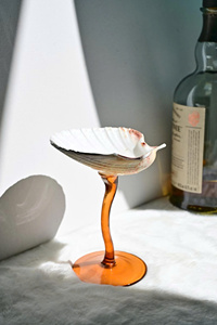 Copa de Vino Hecha a Mano con Diseño Costero, Tallo Largo y Base Naranja, para Martini, Bodas y Fiestas - Ms. Violet - Product Image 1
