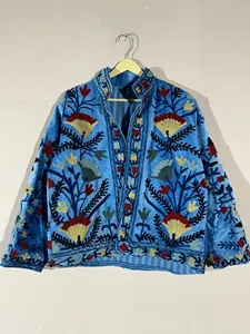 Chaqueta Vintage Boho Azul Cielo de Terciopelo con Bordado Floral Suzani a Mano, Cuello Alto y Manga Larga, Ropa de Abrigo de Primavera para Mujer - Product Image 1