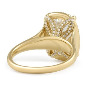Anillo de lujo de oro amarillo macizo de 14k con diamante cultivado en laboratorio certificado IGI de 6.32 quilates con corte cojín, halo milgrain y diseño floral tipo galería. - Product Image 2