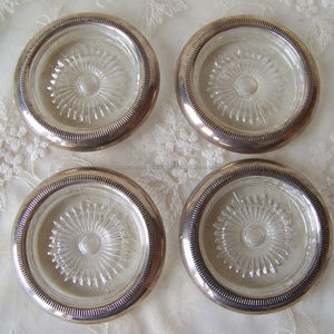 Ensemble élégant de 4 sous-verres ronds en métal parfaits pour les hôtels, les restaurants et la cuisine. - Product Image 1