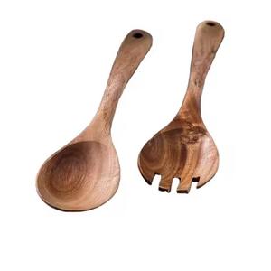 Elegante cuchara de madera para servir comida en la mesa. - Product Image 4