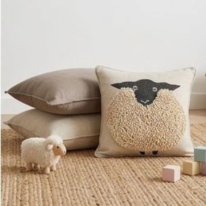 Housse de coussin carrée en coton brodée motif mouton, décorative et originale, lavable en machine ou à la main, prix de gros - Product Image 3