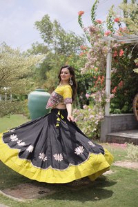 Conjunto de Lehenga Choli Amarillo y Negro con Flores de Loto, Encaje y Espejo, de Seda, Tradicional, Largo hasta el Suelo, Corte Regular, para Bodas - Product Image 5