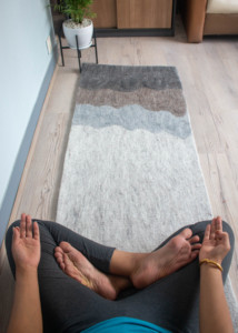 Alfombra de yoga de fieltro de lana para meditación, ejercicio y juegos infantiles, hecha a mano con degradado de color natural, ecológica. - Product Image 3