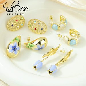 Élégance Française : Boucles d'oreilles pendantes Tulipe plaquées or 14 carats, clous d'oreilles bohèmes irréguliers en cristal goutte d'eau pour la vente en gros - Product Image 1